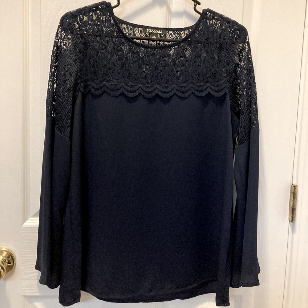 ROZ&ALI navy blue long sleeved blouse. Never been worn!